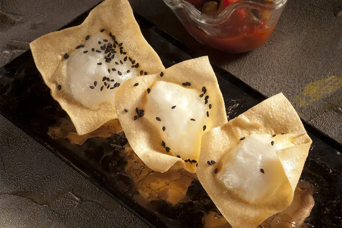Chiacchiere di pasta sottile con fogliette di baccal&agrave; ai semi di sesamo e salsa caponatina piccante Chiacchiere di pasta sottile con fogliette di baccal&agrave; ai semi di sesamo e salsa caponatina piccante