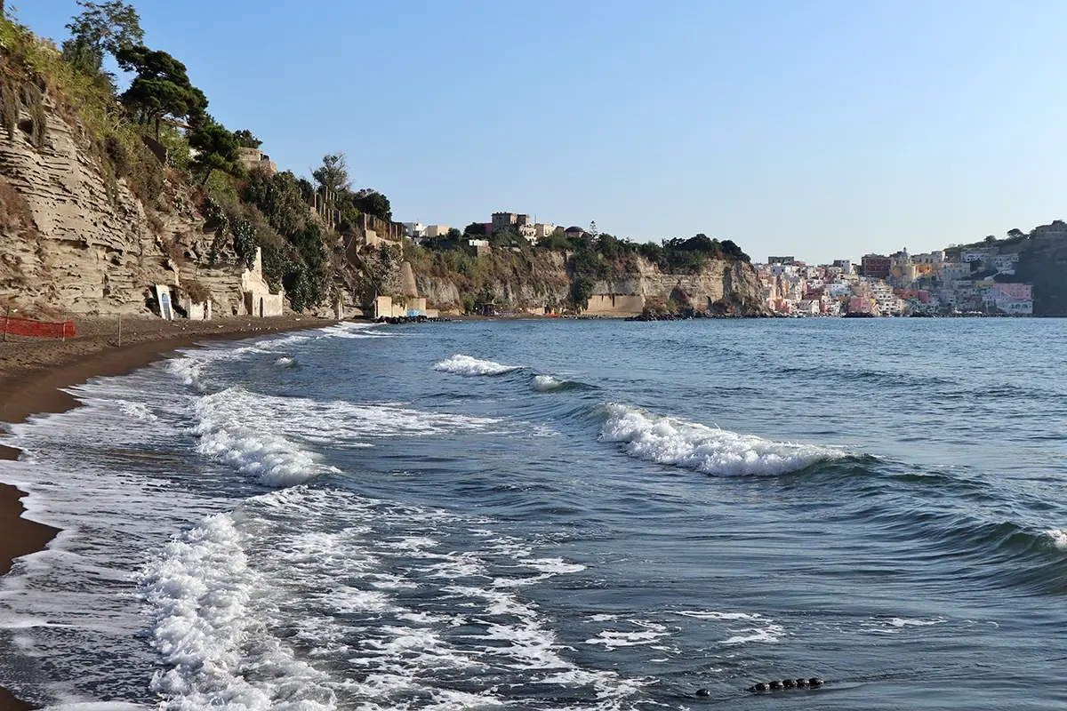 Spiaggia di Chiaia L&rsquo;importanza del tempo ovvero Procida a piedi
