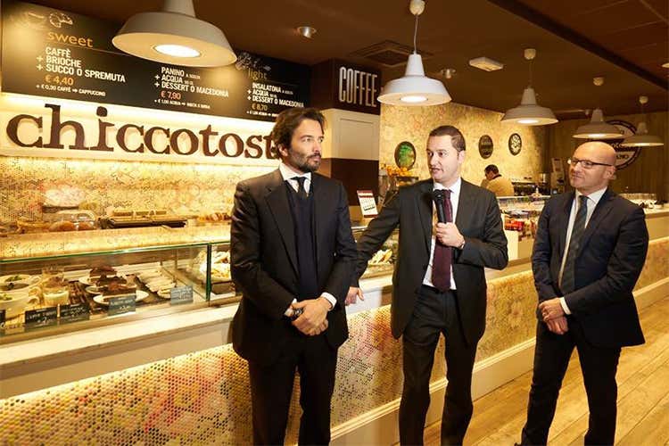 Marco Achilli (direttore commerciale contestazioni), Emilio Fiorani (direttore divisione ristorazione commerciale Cir Food) e Giordano Curti - Chiccotosto apre alla stazione di Parma Eccellenze Dop e Igp firmate Cir Food