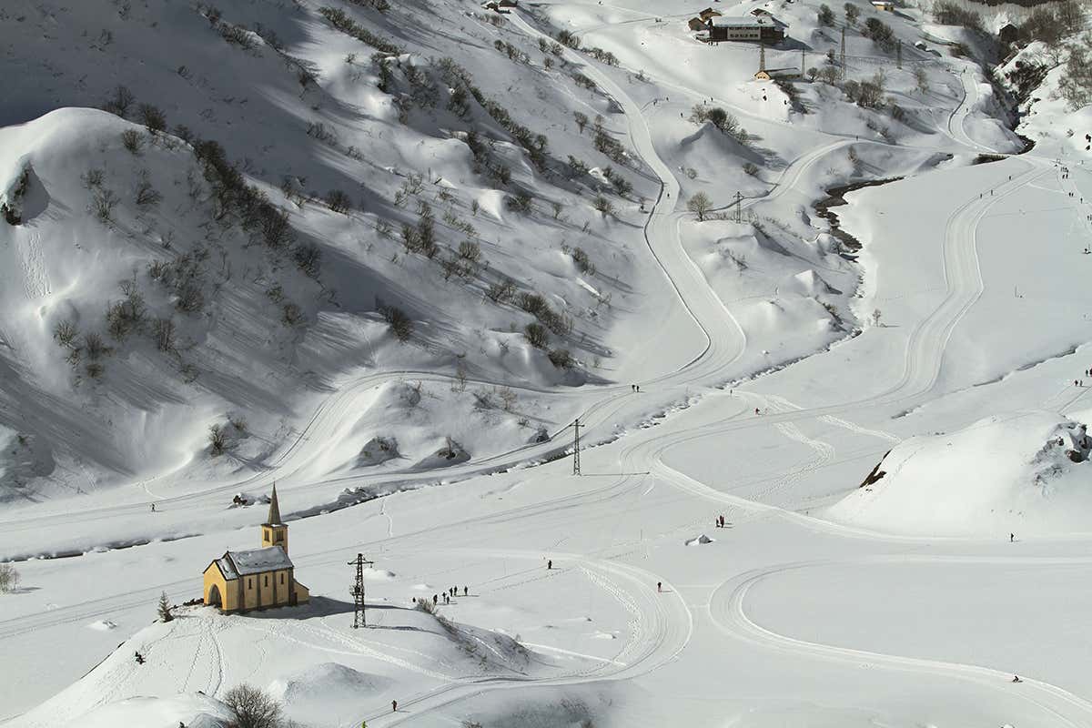 Chiesetta di Riale dall'alto Sulle Alpi c’è di più: alla scoperta della ruvida e signorile Val Formazza Chiesetta di Riale dall'alto Sulle Alpi c’è di più: alla scoperta della ruvida e signorile Val Formazza