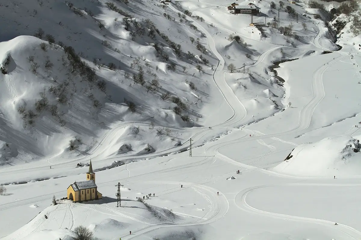 Chiesetta di Riale dall'alto Sulle Alpi c&rsquo;&egrave; di pi&ugrave;: alla scoperta della ruvida e signorile Val Formazza