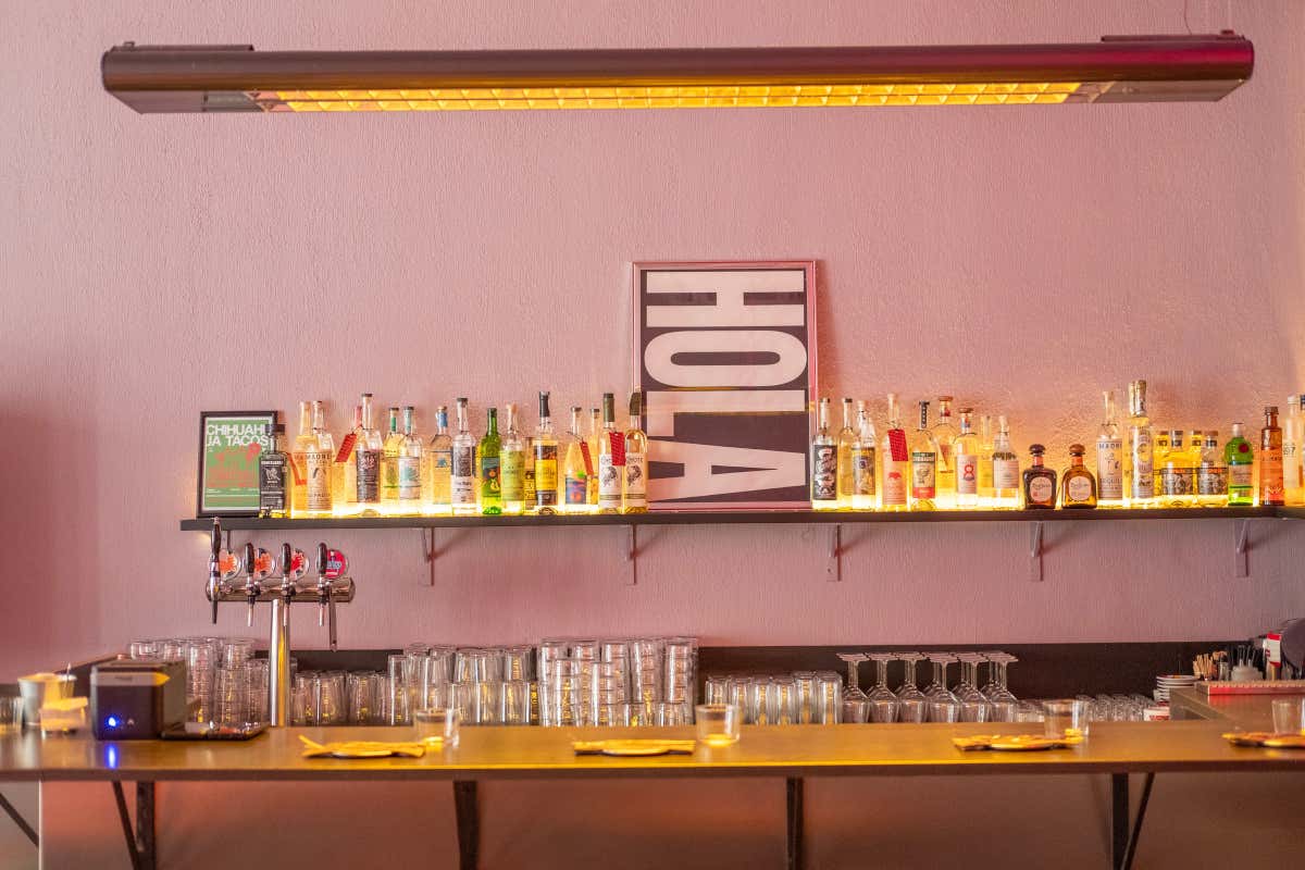 Al Chihuahua Tacos una bottigliera dedicata ai distillati d’agave, una delle più complete della città
