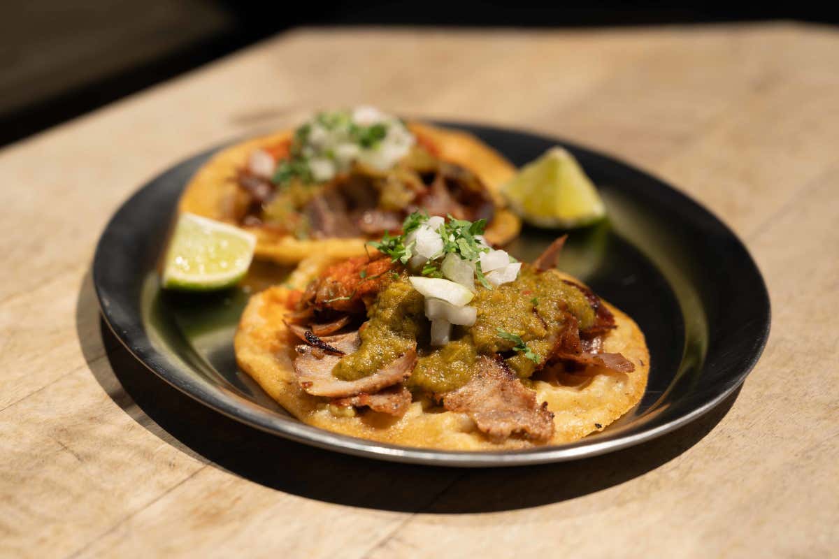 Taco El Pastor, con maiale allo spiedo e salse dedicate