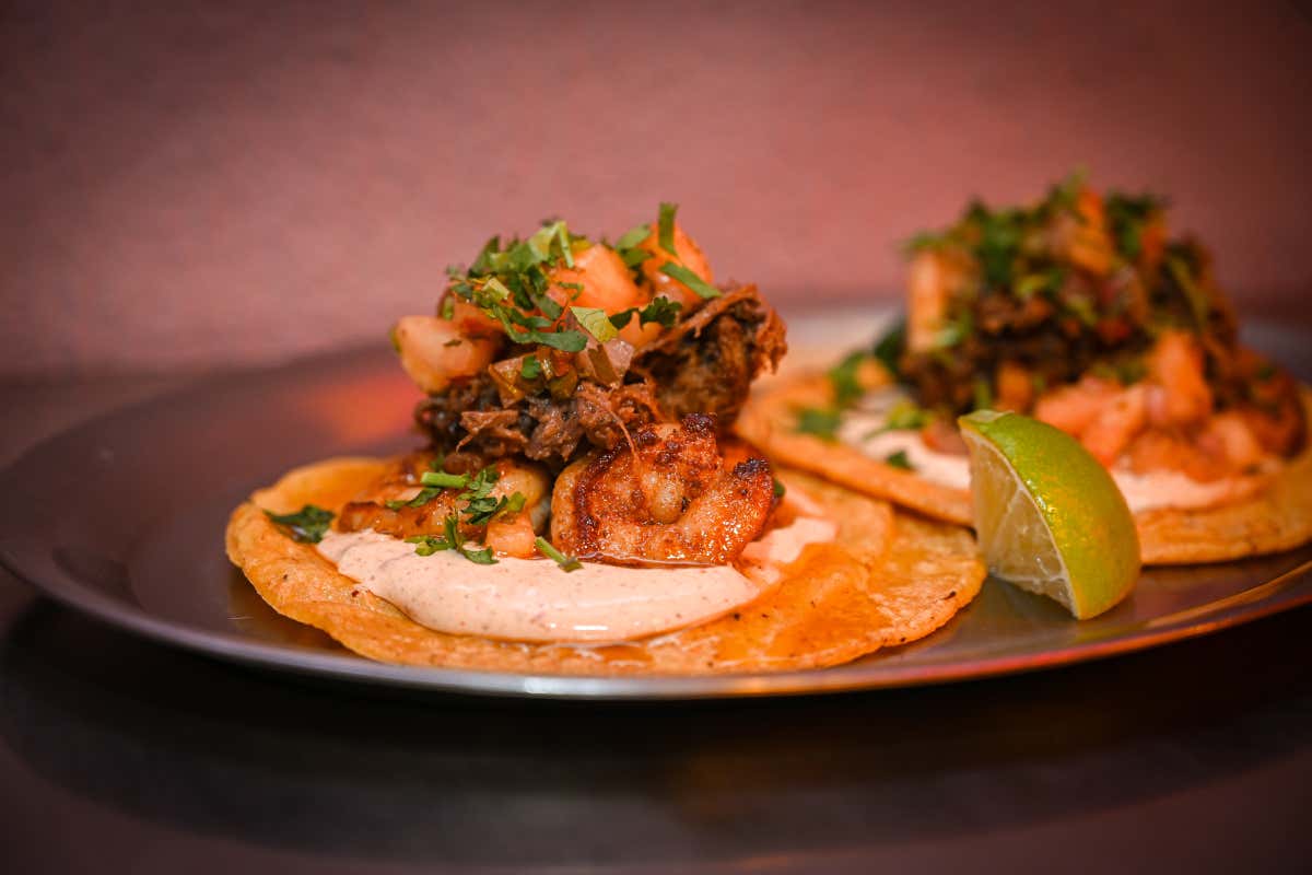 Taco Surf & Turf, con ingredienti di mare e terra in una composizione armonica