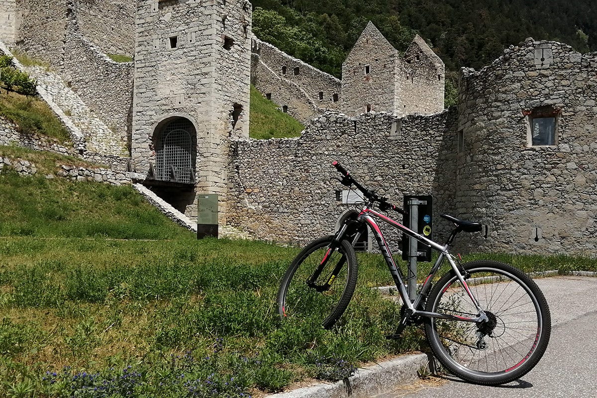 La suggestiva Chiusa di Rio di Pusteria si trova sulla ciclabile che da Brunico porta a Bressanone, in Alto Adige 