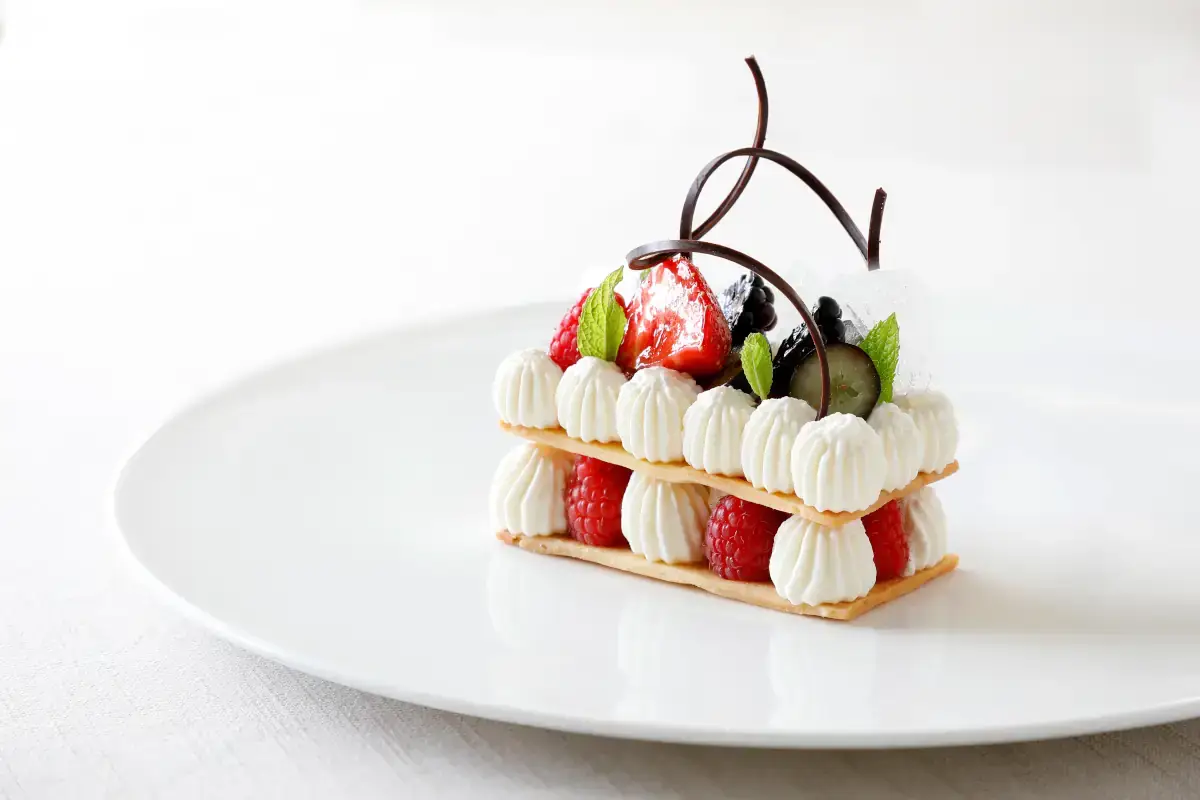 Cialda croccante e rema chantilly e frutti di bosco