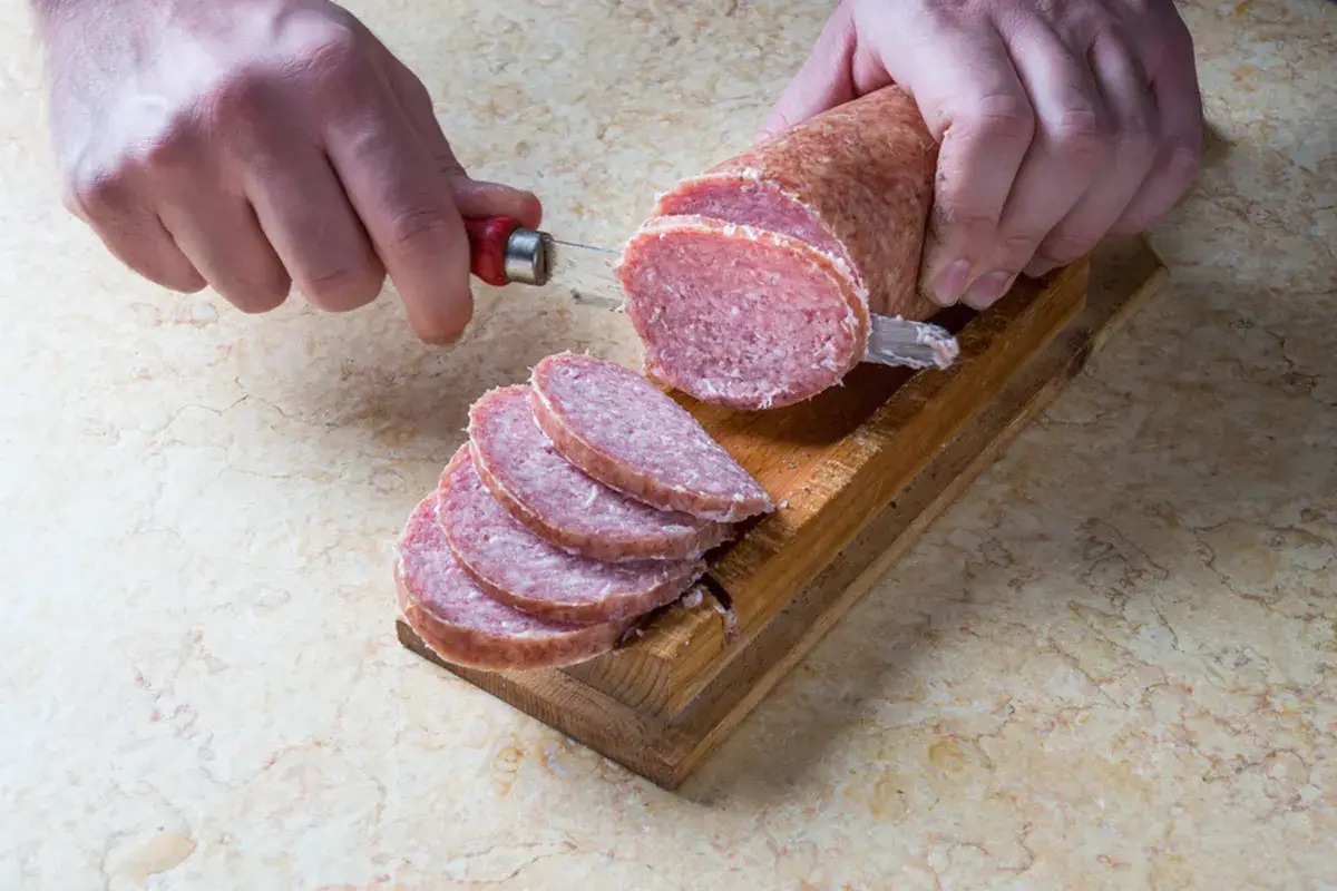 Il Ciauscolo &egrave; una salsiccia di salame spalmabile tipica marchigiana A Sarnano la Festa del Ciauscolo e del salame spalmabile