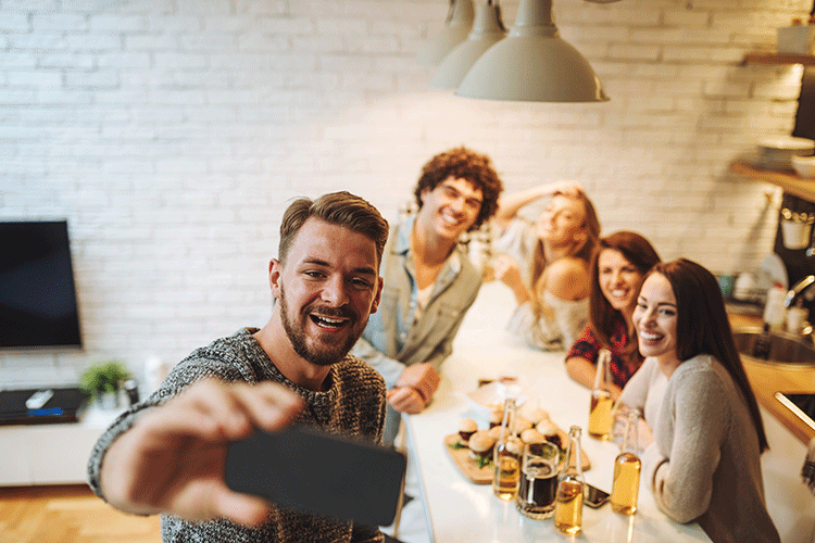 Anche gli hamburger in compagnia continuano ad essere apprezzati (Cibo a domicilio in Italia Pizza al top, il pokè cresce del 4mila %)