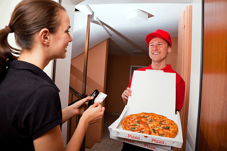 Stando alle ordinazioni, la pizza resta regina (Cibo a domicilio in Italia Pizza al top, il pokè cresce del 4mila %)