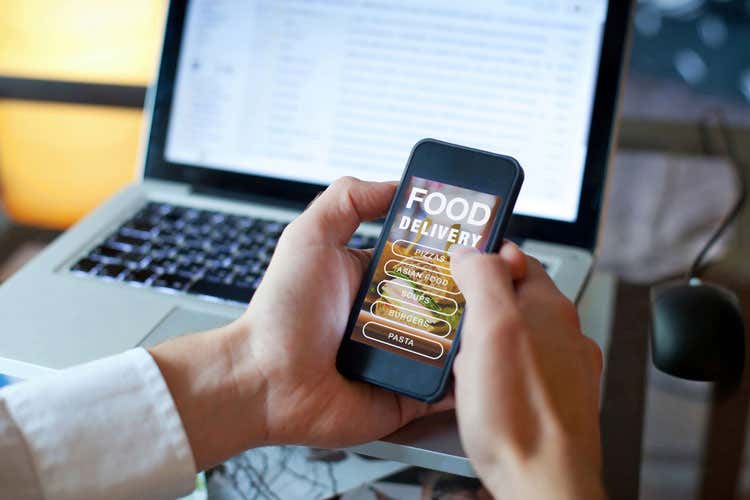 (Cibo a domicilio, un must Un’abitudine per il 37% degli italiani) (Cibo a domicilio, un must Un’abitudine per il 37% degli italiani)
