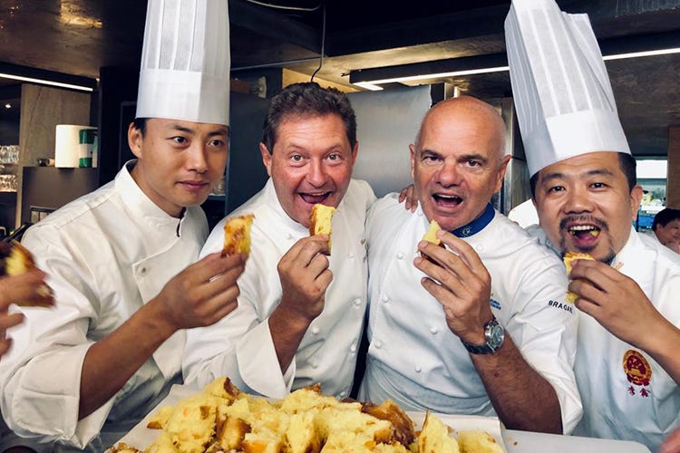 Enrico Cerea ed Enrico Derflingher insieme a due cuochi della delegazione cinese (Cina e Italia, incontri in cucina Euro-Toques fa da ponte fra culture)