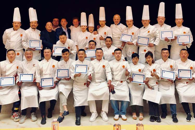 La delegazione di cuochi arrivata al Ristorante Xier in occasione della Festa di metà autunno (Cina e Italia, incontri in cucina Euro-Toques fa da ponte fra culture) La delegazione di cuochi arrivata al Ristorante Xier in occasione della Festa di metà autunno (Cina e Italia, incontri in cucina Euro-Toques fa da ponte fra culture)