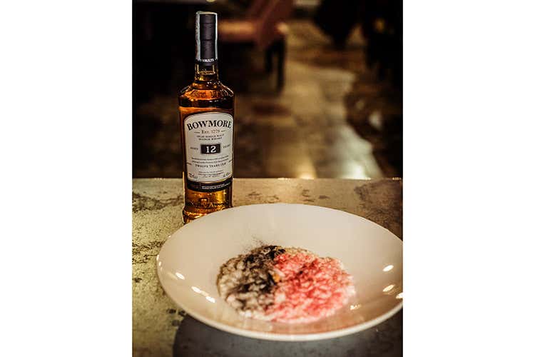 (Cinque whisky distribuiti Martini in un food pairing da stella Michelin)