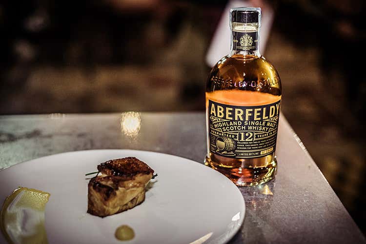 (Cinque whisky distribuiti Martini in un food pairing da stella Michelin)