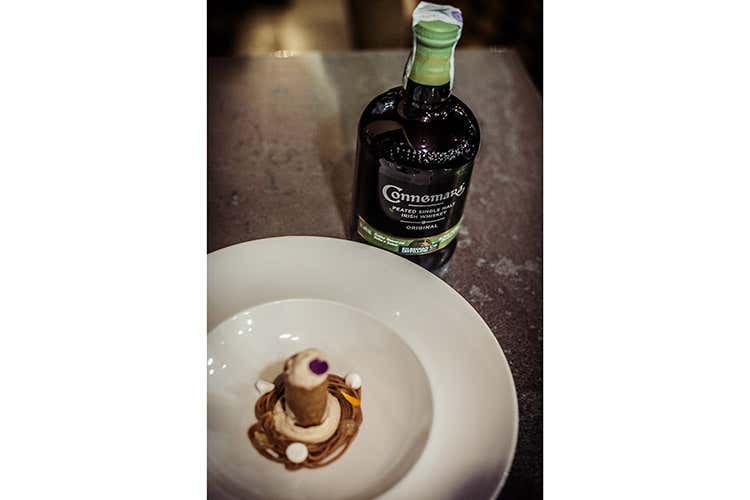 (Cinque whisky distribuiti Martini in un food pairing da stella Michelin)