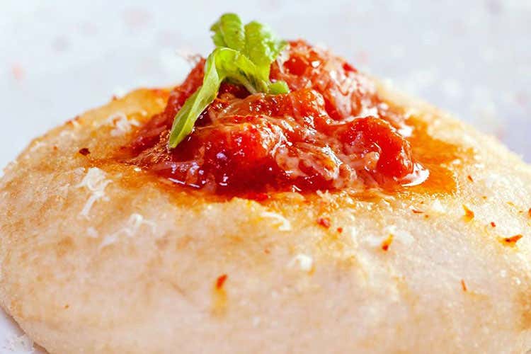 (Ciro Oliva delizia e tutela il Rione Sanit&agrave; Sapori tipici e vera attenzione al territorio)