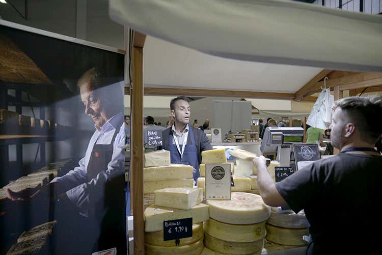 Tanti assaggiatori curiosi agli stand delle aziende (Città creativa, il boom di Forme rafforza la candidatura di Bergamo) Tanti assaggiatori curiosi agli stand delle aziende (Città creativa, il boom di Forme rafforza la candidatura di Bergamo)