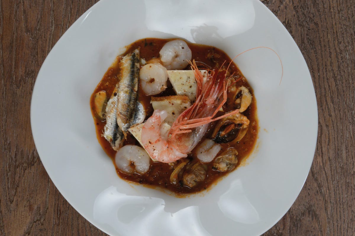 Ciuppin, la zuppa di pesce ligure con cozze, vongole, acciughe e gamberi
