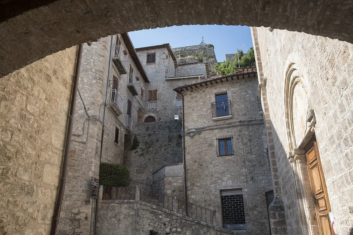 Civitella del Tronto, Abruzzo. Foto: Claudio Colombo - stock.adobe.com Sei da vino, birra o cioccolato? C’è un viaggio per te in Veneto, Abruzzo e Sicilia