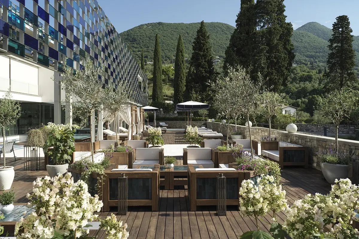 Clubhouse Terrace Lounge I grandi classici guardando il lago al ristorante La Celeste