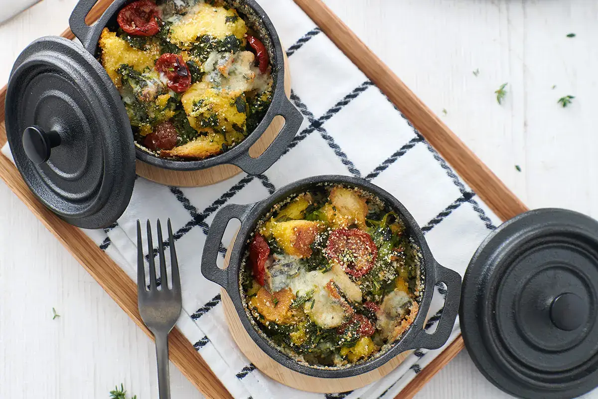 Cocotte con sformato di pane e Gorgonzola Dop piccante Cocotte con sformato di pane e Gorgonzola Dop piccante