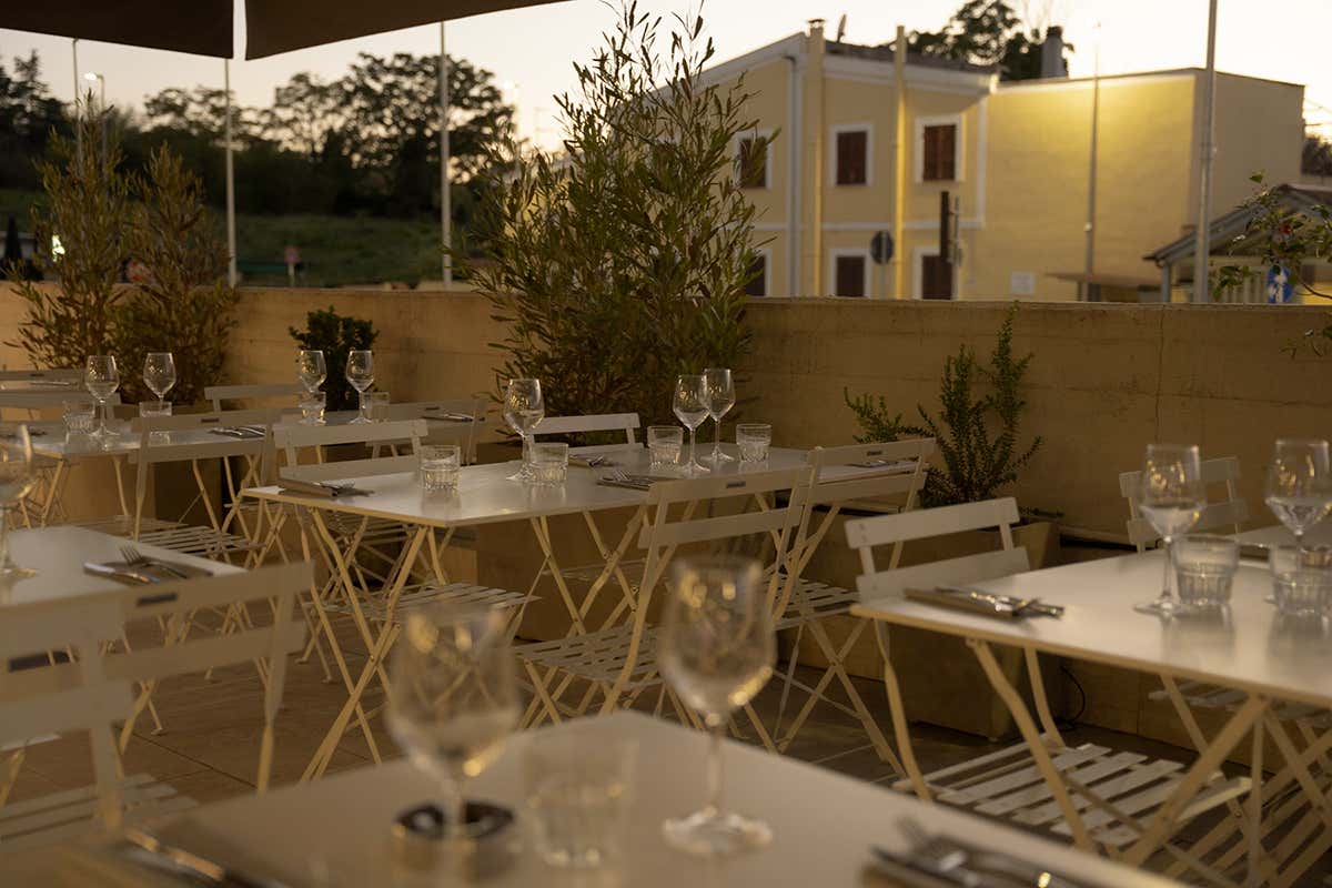 La terrazza di Cocta Risto Social Club: uno spazio aperto tra periferia creativa e convivialità urbana
