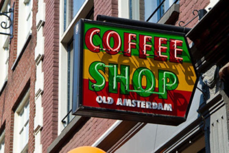 Amsterdam chiuderà ai turisti i coffee shop (per droghe leggere)