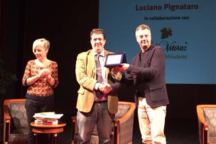 Col Vetoraz consegna il Premio Michele DInnella al giornalista Luciano Pignataro Col Vetoraz consegna il Premio Michele DInnella al giornalista Luciano Pignataro
