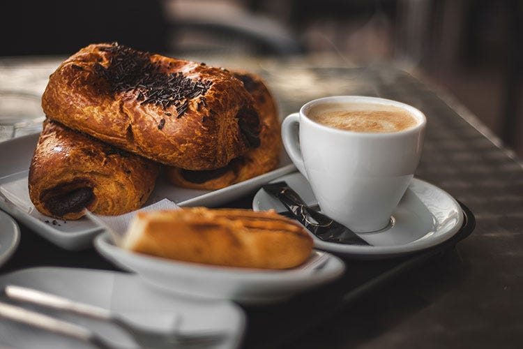 Colazione al bar, nuove abitudini Intramontabile caffè con croissant