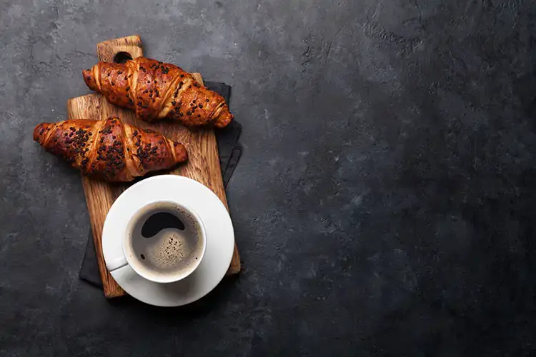 Colazione al bar, nuove abitudini Intramontabile caff&egrave; con croissant