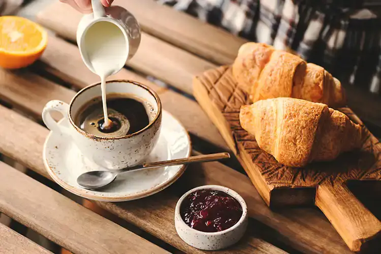 Colazione al bar, nuove abitudini Intramontabile caff&egrave; con croissant
