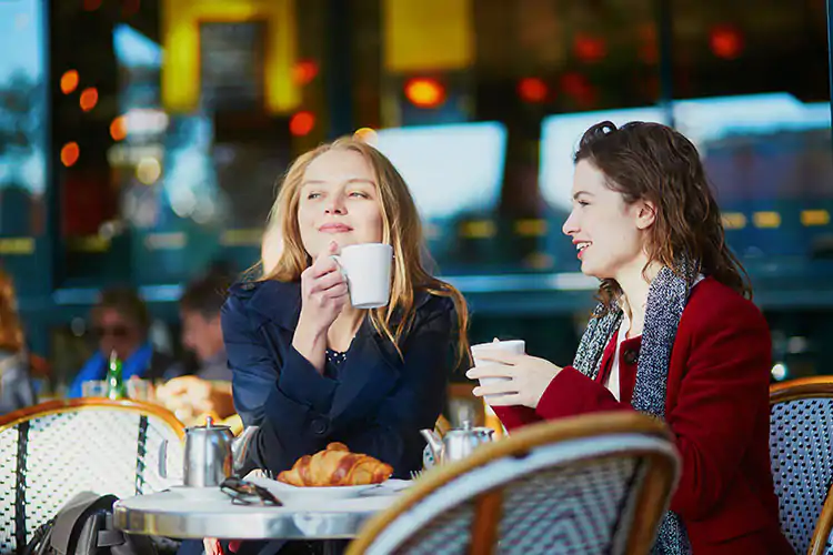Colazione al bar, nuove abitudini Intramontabile caff&egrave; con croissant