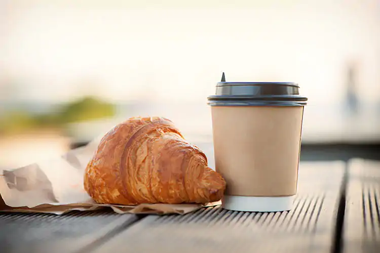 Colazione al bar, nuove abitudini Intramontabile caff&egrave; con croissant