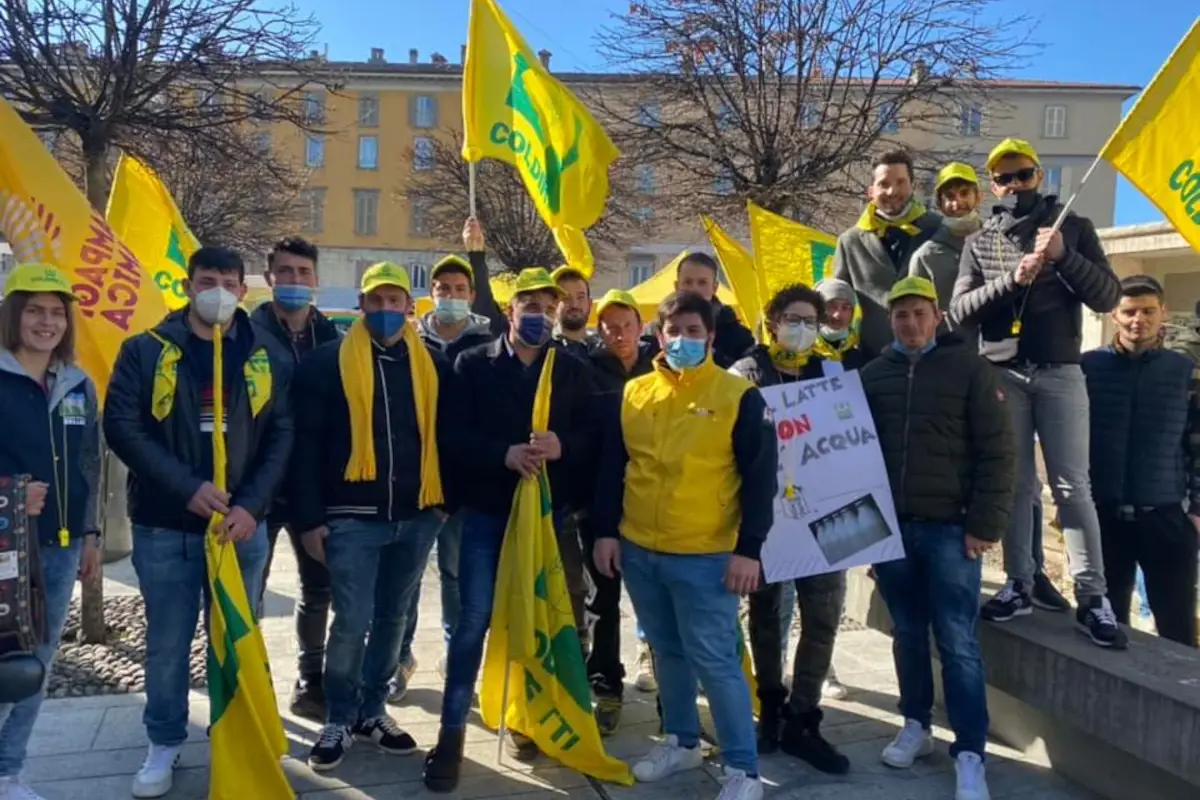 Manifestazione Coldiretti contro il caro materie prime, anche i giovani in piazza &ldquo;Per pagarci un caff&egrave; dobbiamo mungere tre litri di latte&rdquo;. La protesta degli allevatori in tutta Italia
