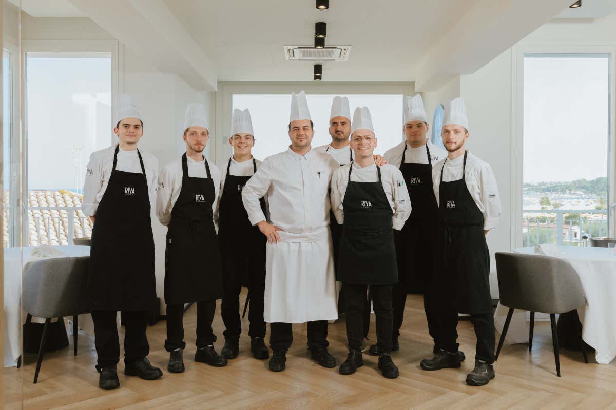 In Riva a Numana: un tocco francese tra mare cristallino e le colline del Conero