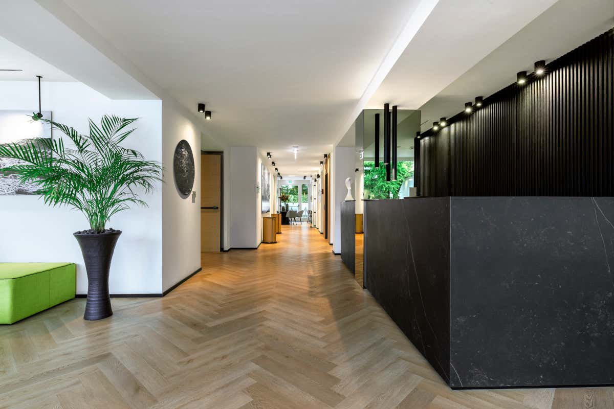 In Riva a Numana: un tocco francese tra mare cristallino e le colline del Conero