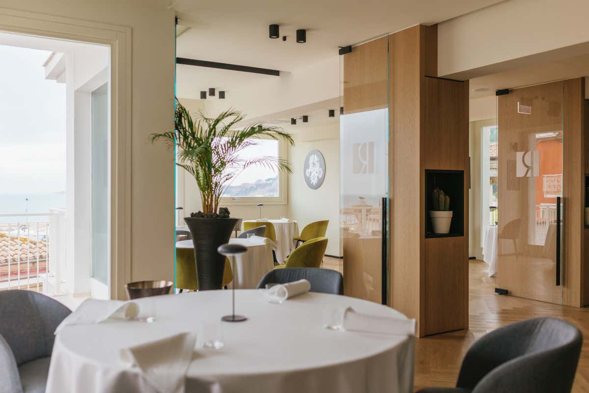 In Riva a Numana: un tocco francese tra mare cristallino e le colline del Conero