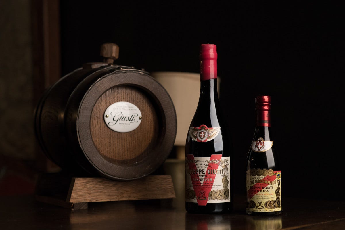 Botte e bottiglie di Vermouth di Acetaia Giusti Aceto Balsamico di Modena Igp e Vermouth Giusti è la colomba di Acetaia Giusti