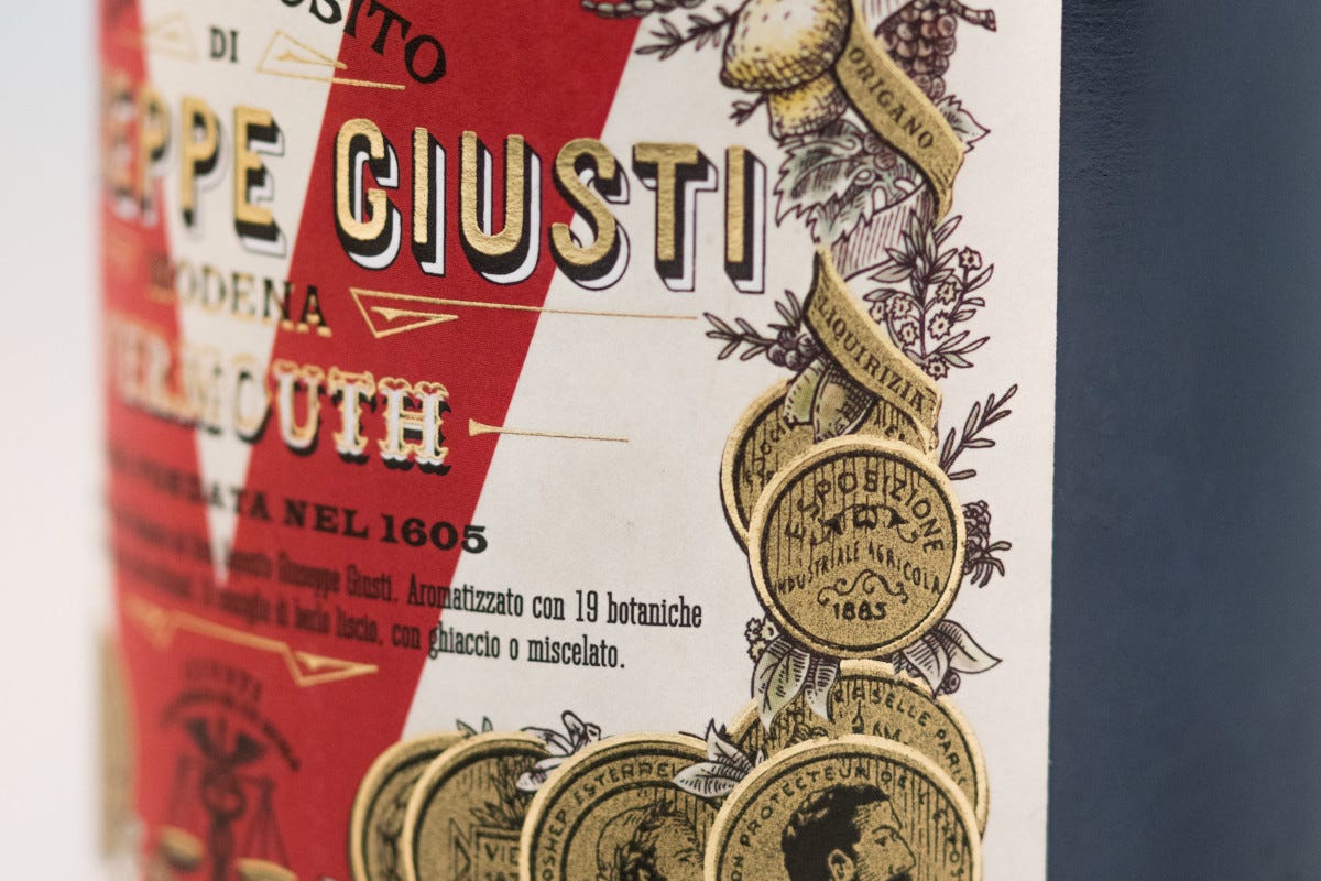 Il Vermouth di Acetaia Giusti, etichetta Aceto Balsamico di Modena Igp e Vermouth Giusti è la colomba di Acetaia Giusti