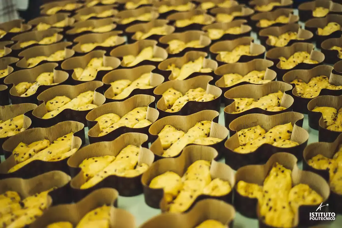 Colombe al cioccolato in lavorazione A Pasqua il dolce ha il sapore della tradizione e delle sue evoluzioni