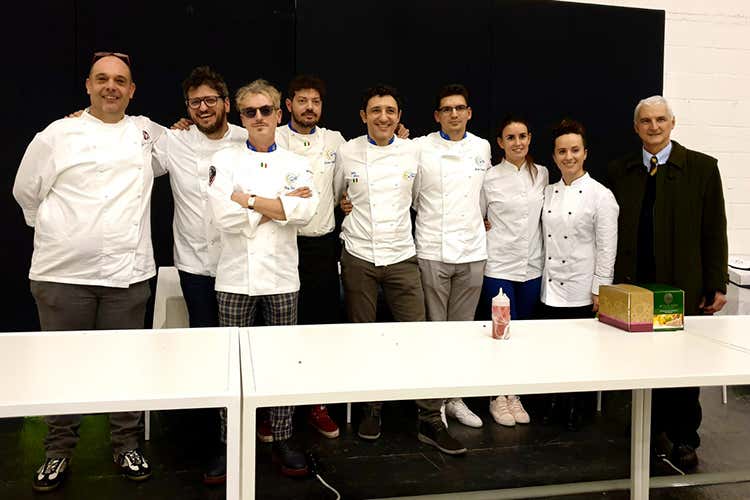 Nella foto Tommaso Arrigoni, Nicola Ferrelli, Cristian Benvenuto, Fabio Silva, Giorgio Sanchez e Stanislao Porzio (Come cucinare il Panettone? Le proposte dei soci Euro-Toques)
