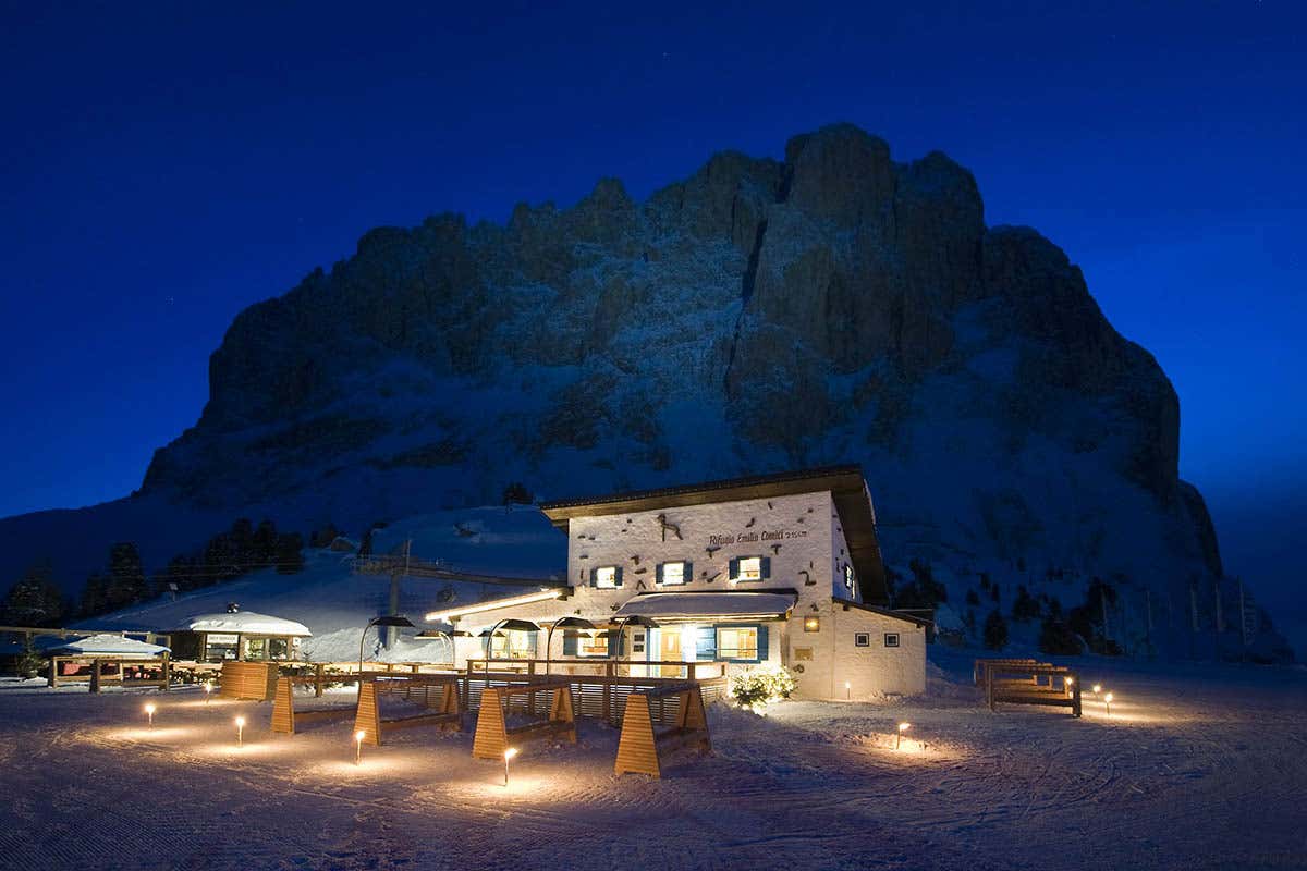 Rifugio Emilio Comici, a 2150 metri, direttamente sul mitico Sellaronda A cena nei rifugi della Val Gardena dove si mangia anche il pesce