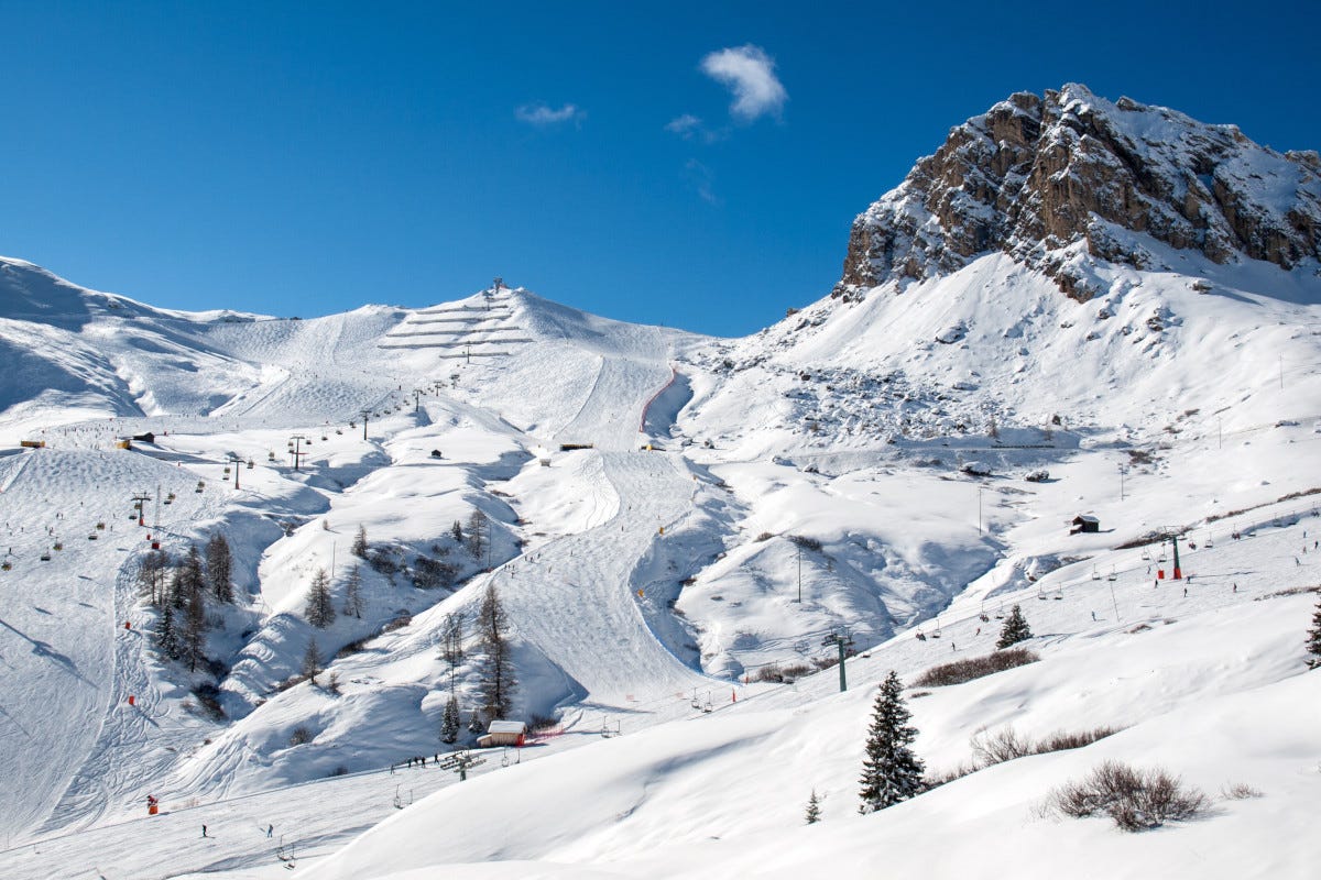 Una pista del comprensorio Dolomiti Superski in inverno Il caro energia spaventa la montagna, gli impianti alzano il prezzo degli skipass