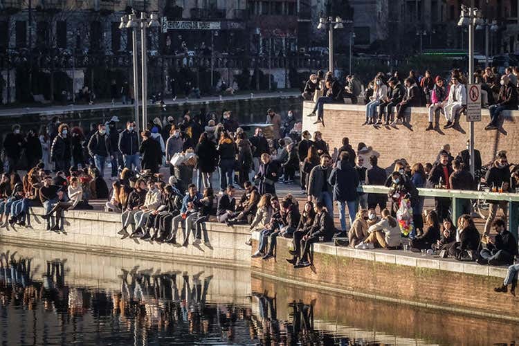 Gli esperti: zona gialla non significa scampato pericolo. Fonte: Open - Con il cambio colori è già allarme assembramenti Gli esperti: zona gialla non significa scampato pericolo. Fonte: Open - Con il cambio colori è già allarme assembramenti