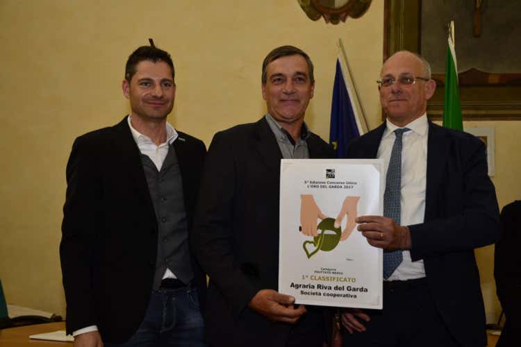 Concorso Oro del Garda Premiati i migliori oli del territorio Concorso Oro del Garda Premiati i migliori oli del territorio