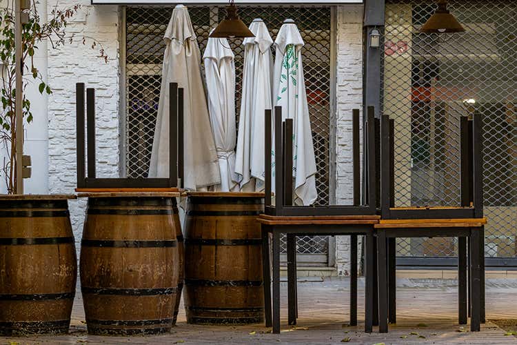 A rischio chiusura soprattutto le attività occupate in turismo e ristorazione - Ristoranti e bar, è ancora crisi Il 66,5% rischia di non sopravvivere