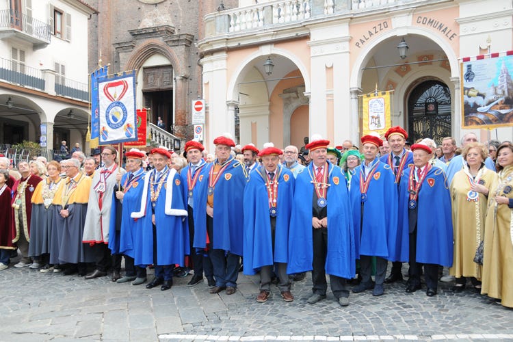 Confraternite in raduno nel Piemonte (Le Confraternite enogastronomichein raduno nel nome della trippa)