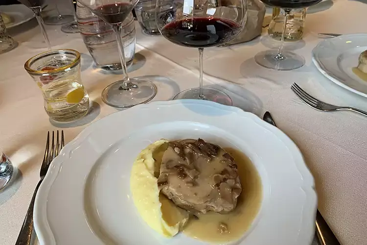 Coniglio disossato neg&agrave; con pur&egrave; Villa Matilde Avallone: passato e futuro si intrecciano in vigna