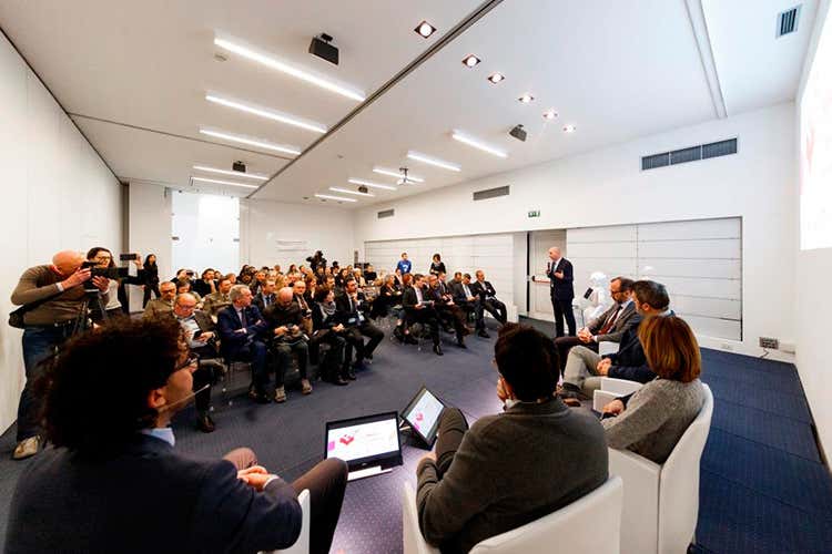 (Connessi con il settore Expo Riva Hotel dialoga con gli operatori) (Connessi con il settore Expo Riva Hotel dialoga con gli operatori)