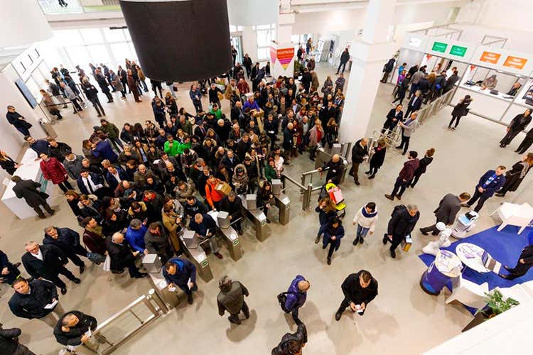 (Connessi con il settore Expo Riva Hotel dialoga con gli operatori) (Connessi con il settore Expo Riva Hotel dialoga con gli operatori)
